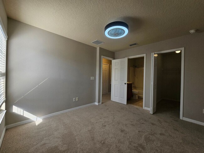 Building Photo - Seven Oaks 2/2.5 Townhouse