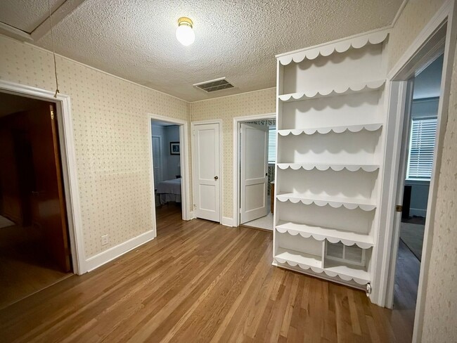 Building Photo - SHORT TERM AVAILABLE [Shandon]