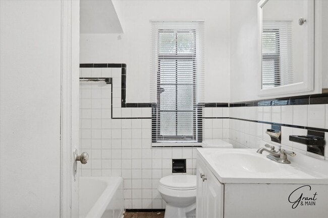 Building Photo - $1,200 - Large East Side 3 Bedroom