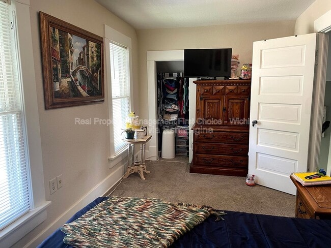 Building Photo - 830 S Fern St