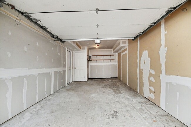 Building Photo - AVAILABLE NOW-3 Bedroom Split foyer in Stafford