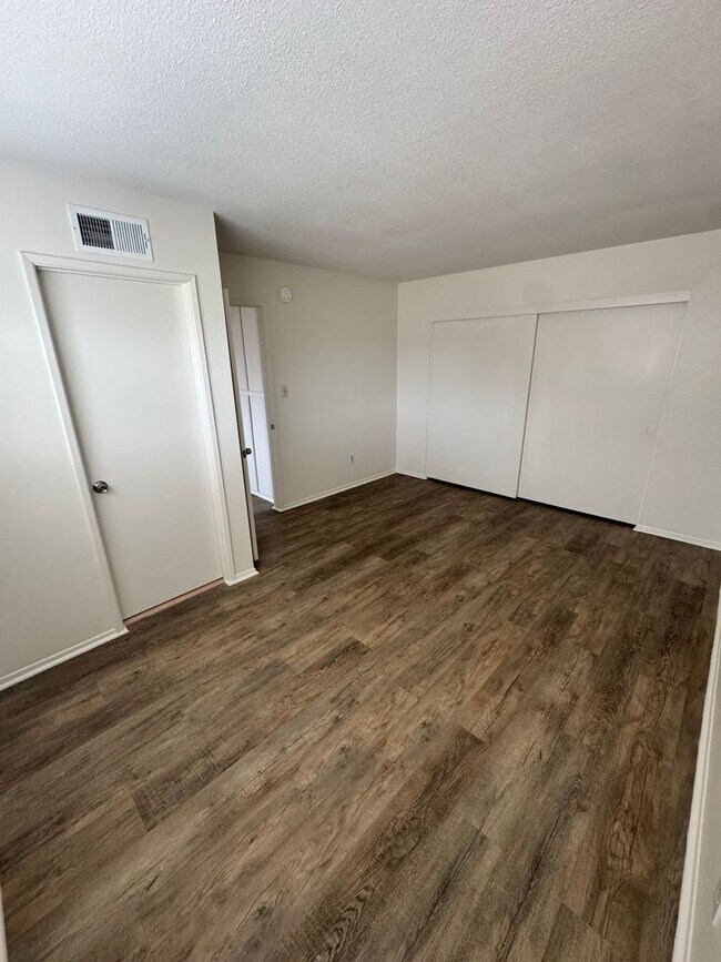 Building Photo - 2210-2212 E Avalon Ave