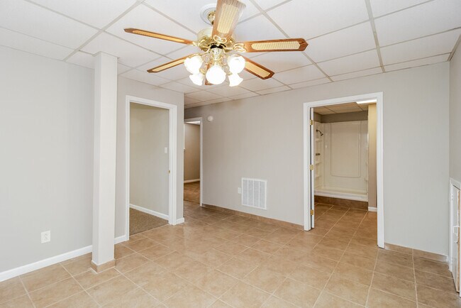 Building Photo - 302 Ridgedale Dr SE