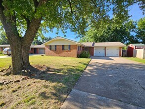 Building Photo - (3) Bed/(1.5) Bath Near Core Norman and OU...