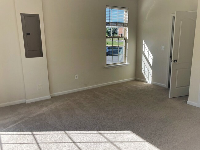 Building Photo - Beautiful End-Unit Townhome in New Post!