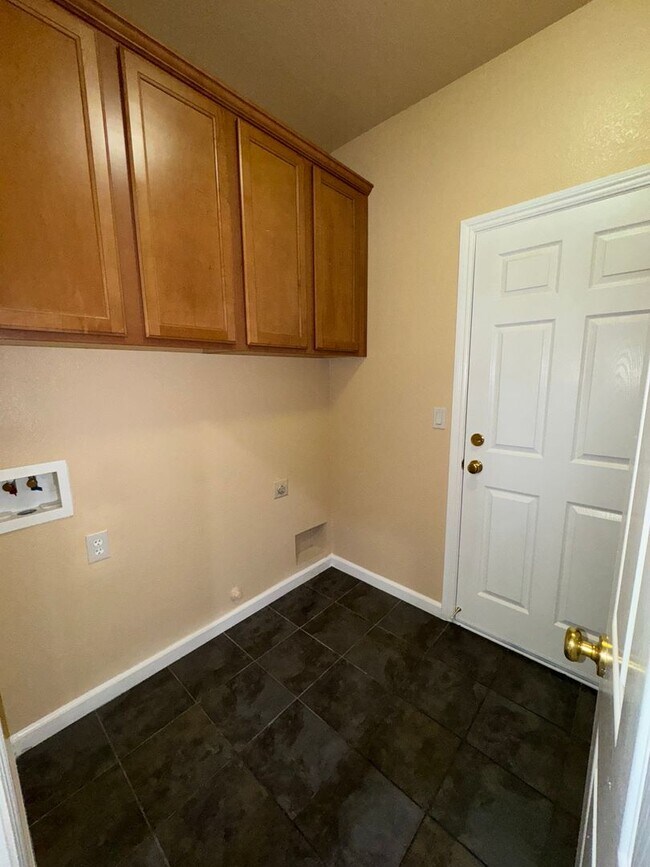 Building Photo - A Great House to Call Home!