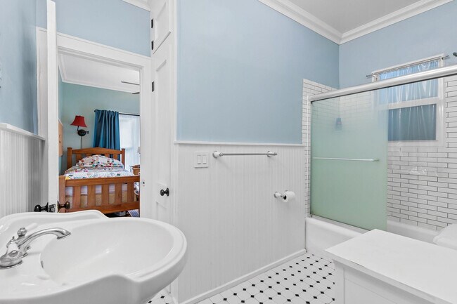 Building Photo - 621 SW 14th Terrace