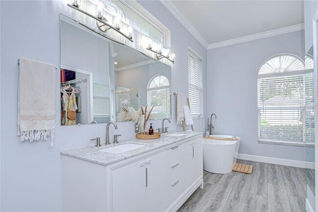 Building Photo - 9813 Woodbay Dr