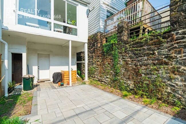 Building Photo - Gorgeous Large Manayunk Home with Parking