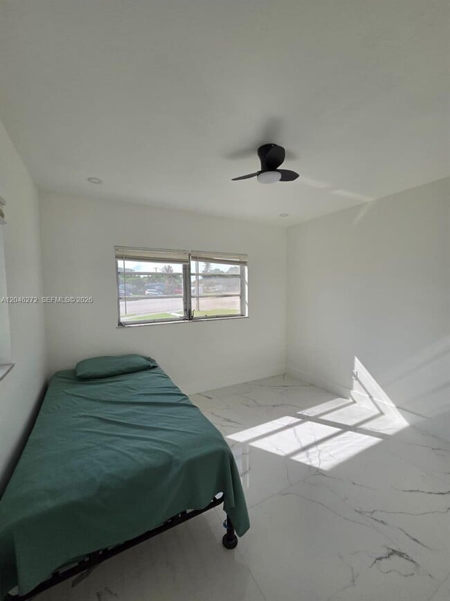 Building Photo - 305 SE Airoso Blvd