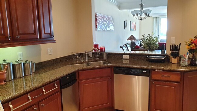 Building Photo - Stunning 3 bedroom top floor in Toscana FULLY FURNISHED