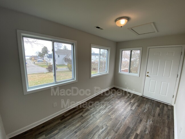 Building Photo - 5472 Riverview Dr