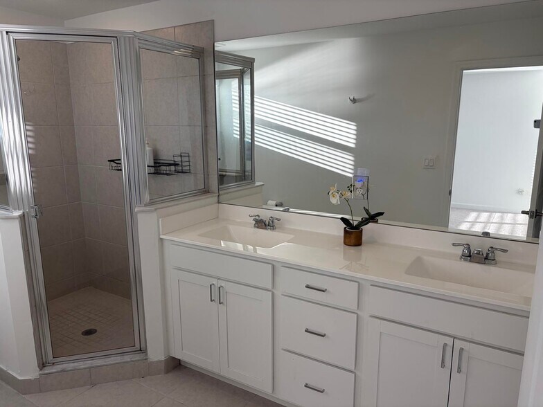 Building Photo - 4181 Lagoon Shore Dr