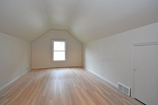 Building Photo - Beautiful 3-Bedroom 1.5-Bathroom Available...