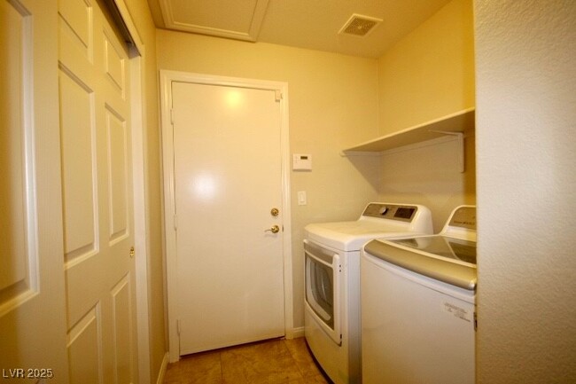 Building Photo - 2127 Handel Ave
