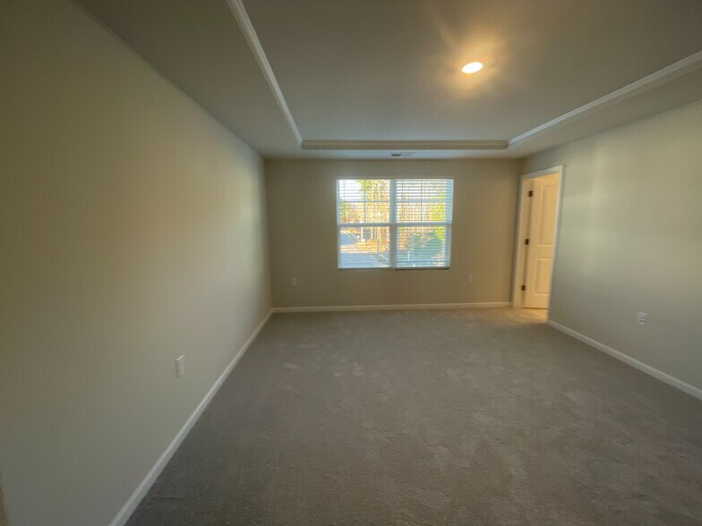 Building Photo - Room in Townhome on Brellon Ln