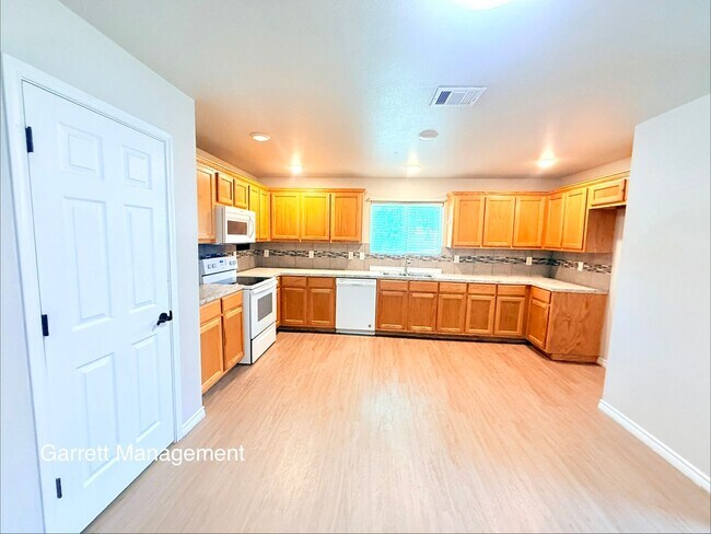 Building Photo - 1203 E Ave G