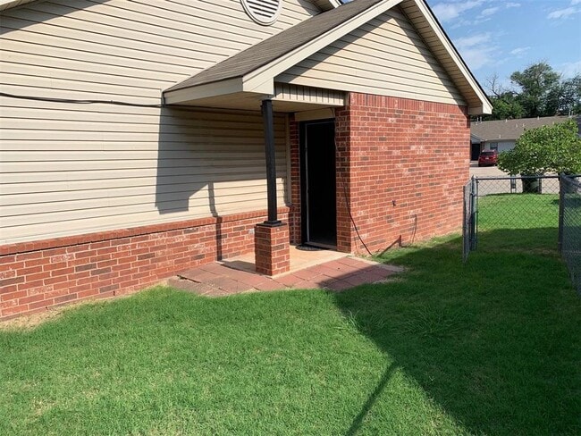 Building Photo - 826 Russell Cir