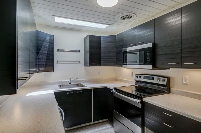Building Photo - Updated 3 Bedroom 2 Bath Single Level Dupl...
