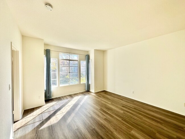 Building Photo - Beautiful Upstairs Condo Unit in the Priva...