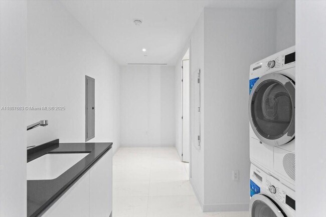 Building Photo - 300 Biscayne Blvd Way