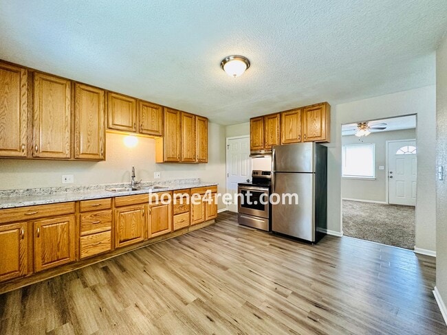 Building Photo - Adorable Duplex Home in KCK w/ Stainless S...