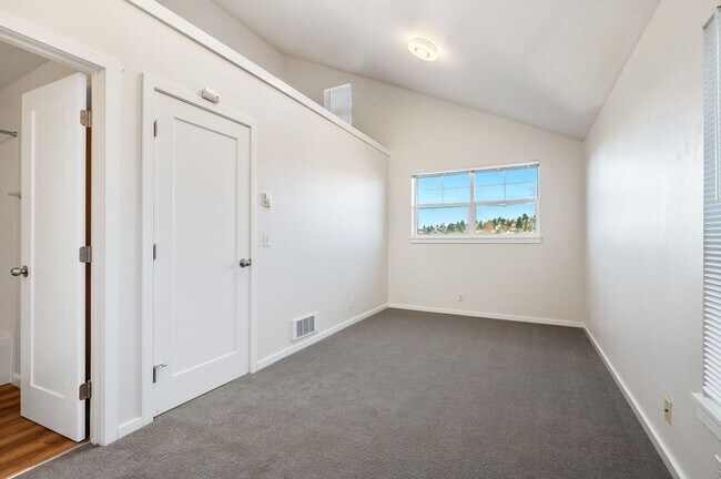 Building Photo - 166 Florentia St