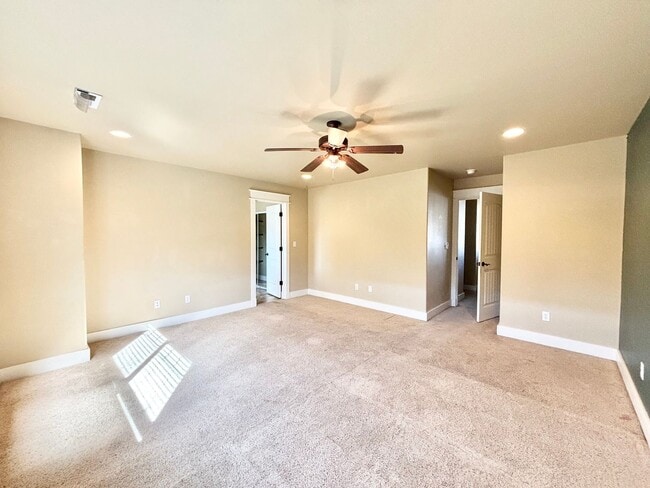 Building Photo - 3 Bedroom 2 1/2 Bath in Bozeman