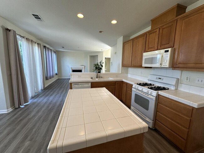 Building Photo - 2065 Mckenzie Pl