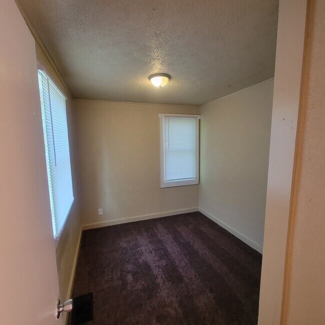 Building Photo - Near Westside 3BR House w/Garage!