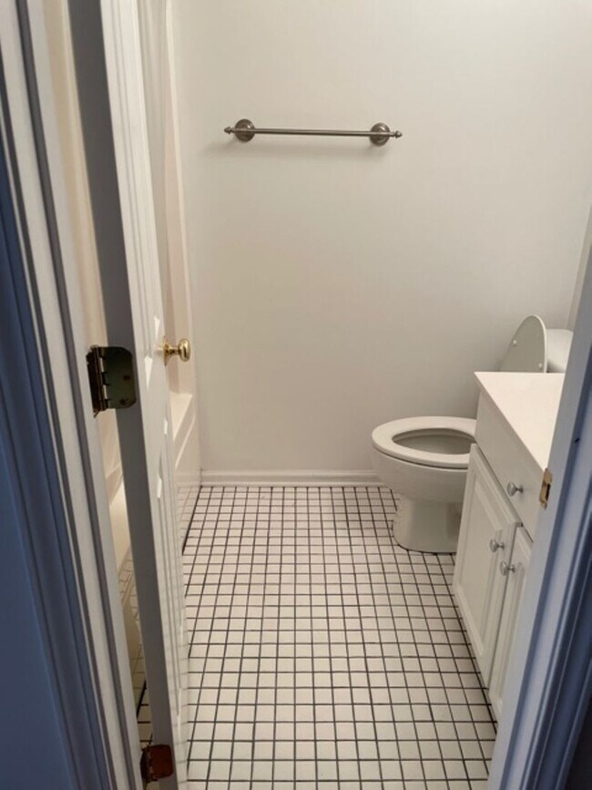 Building Photo - Greenville, 3BD/2.5 plus bonus, 1839SF