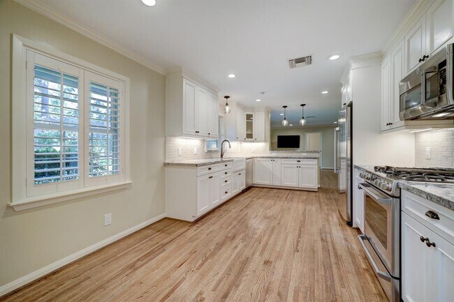 Building Photo - 722 Camelot Ln
