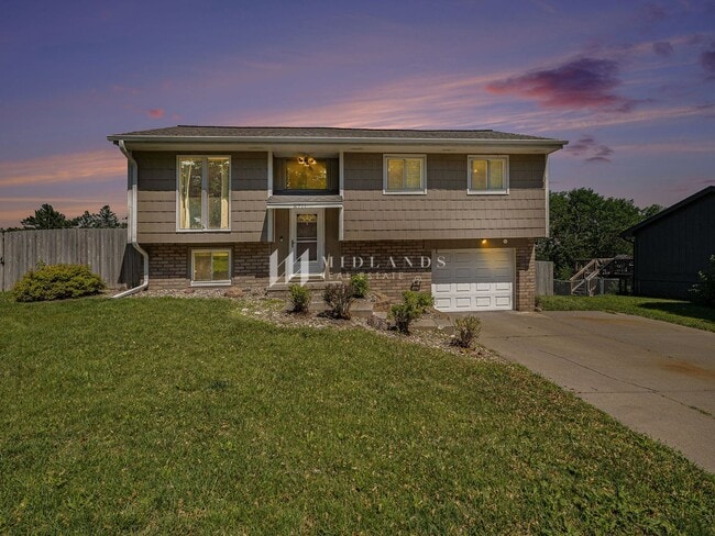 Building Photo - Millard 3 Bed / 2 Bath Split Entry