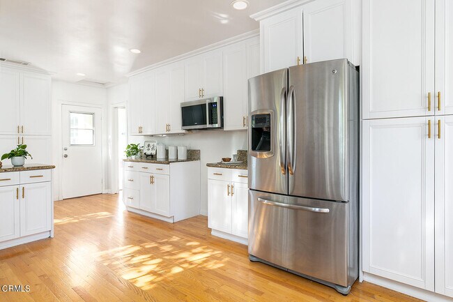 Building Photo - 2065 San Marino Ave