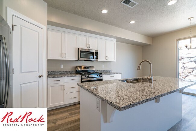 Building Photo - Stunning 4 Bedroom Townhome in Hurricane Heights