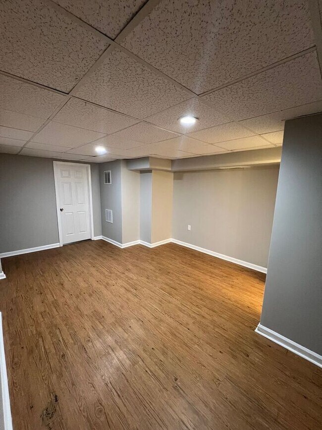 Building Photo - 3 Bedroom Townhome with Parking