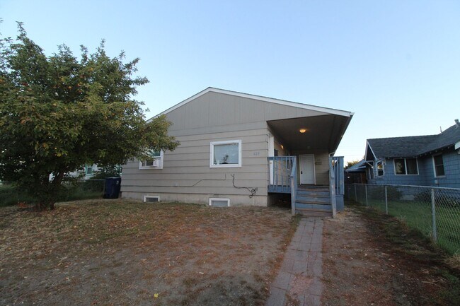 Primary Photo - 623 E Sanson Ave
