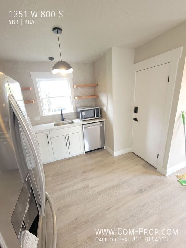 Building Photo - 1351 W 800 S