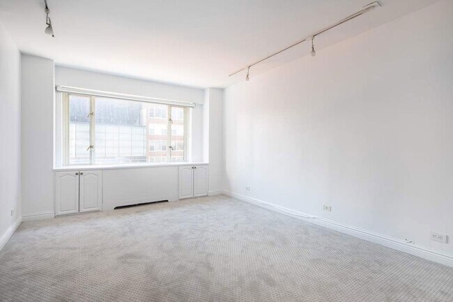 Building Photo - 166 E 63rd St