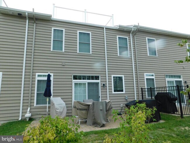 Building Photo - 16740 River View Cir