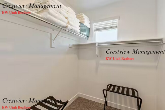 Building Photo - Beautifully Maintained Townhouse in a Prime Location