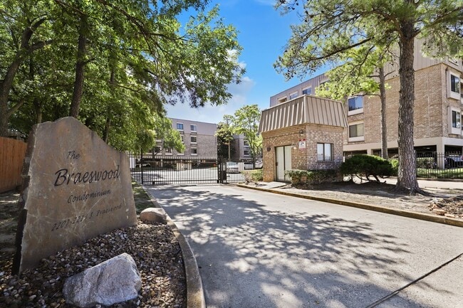 Building Photo - 2209 S Braeswood Blvd