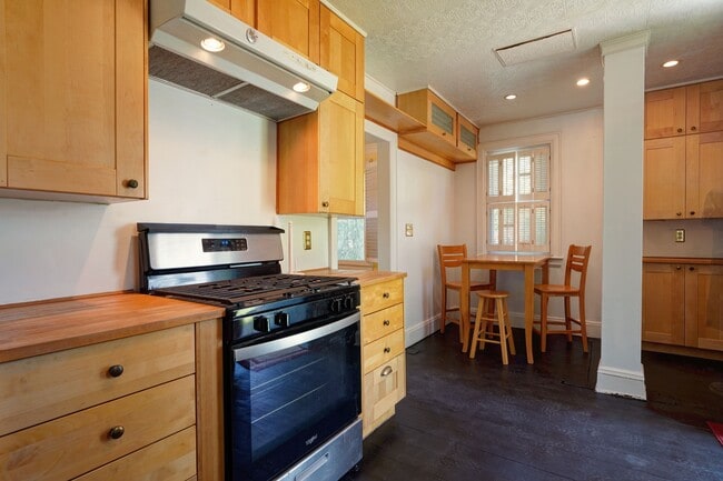 Building Photo - 1104 Summit Dr