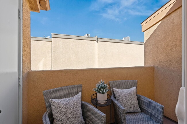 Building Photo - Fully Furnished 3BR/2BA Condo with Vaulted Ceilings, Close Proximity to UCSD and Medical Centers!...