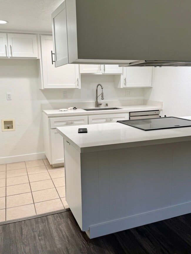 Building Photo - LARKSPUR 2431-2433