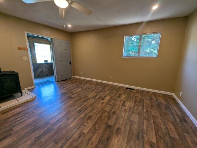 Building Photo - 402 Oregon St