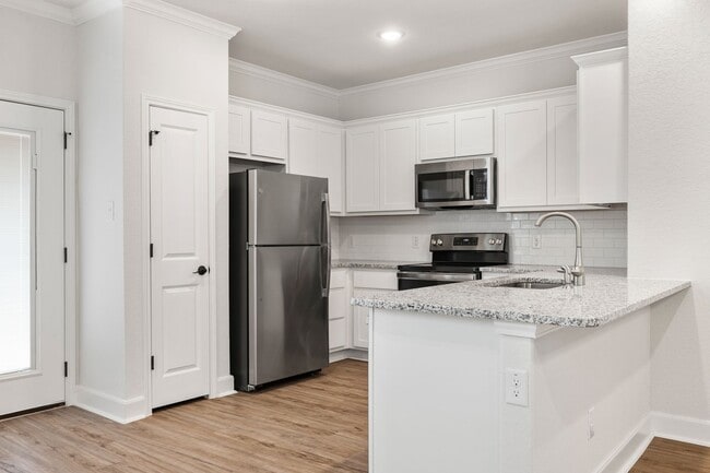 Building Photo - Like-New 3BR Duplex in Gated Community w/ Parks, Granite Kitchen & Private Yard