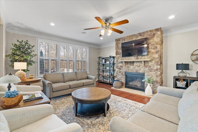 Building Photo - Elegant Single-Family Residence with Upscale Finishes in Amenity-Rich Community