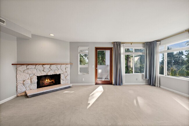 Building Photo - Amazing 2bed/1.5bath Condo Unit with Private Balcony in Meridian Park!