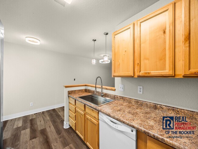 Building Photo - Beautiful 2 Bed 2.5 Bath Townhouse in West...